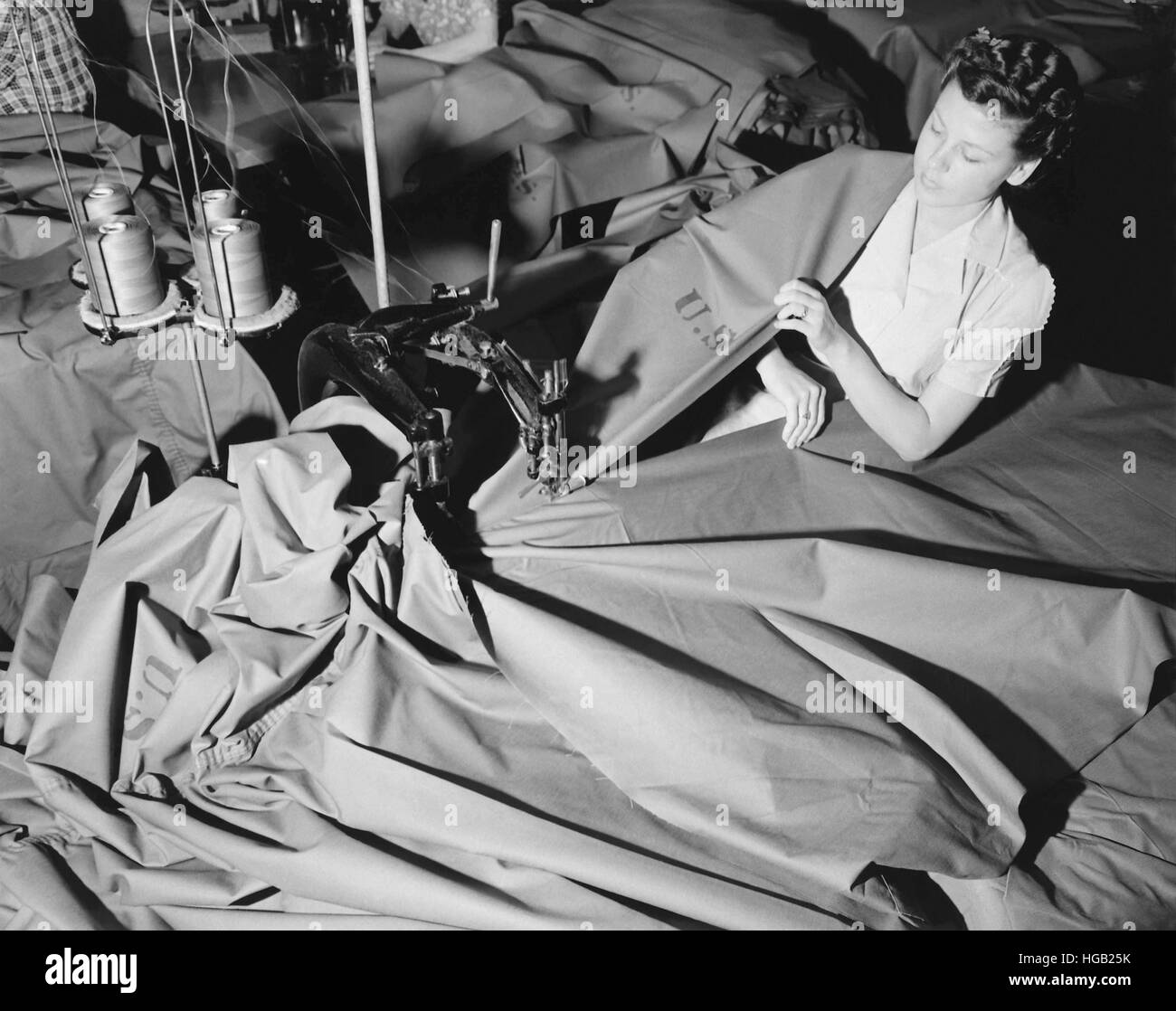 Frau fertigt Notzelte für US-Armee. ca. 1941 Stockfoto