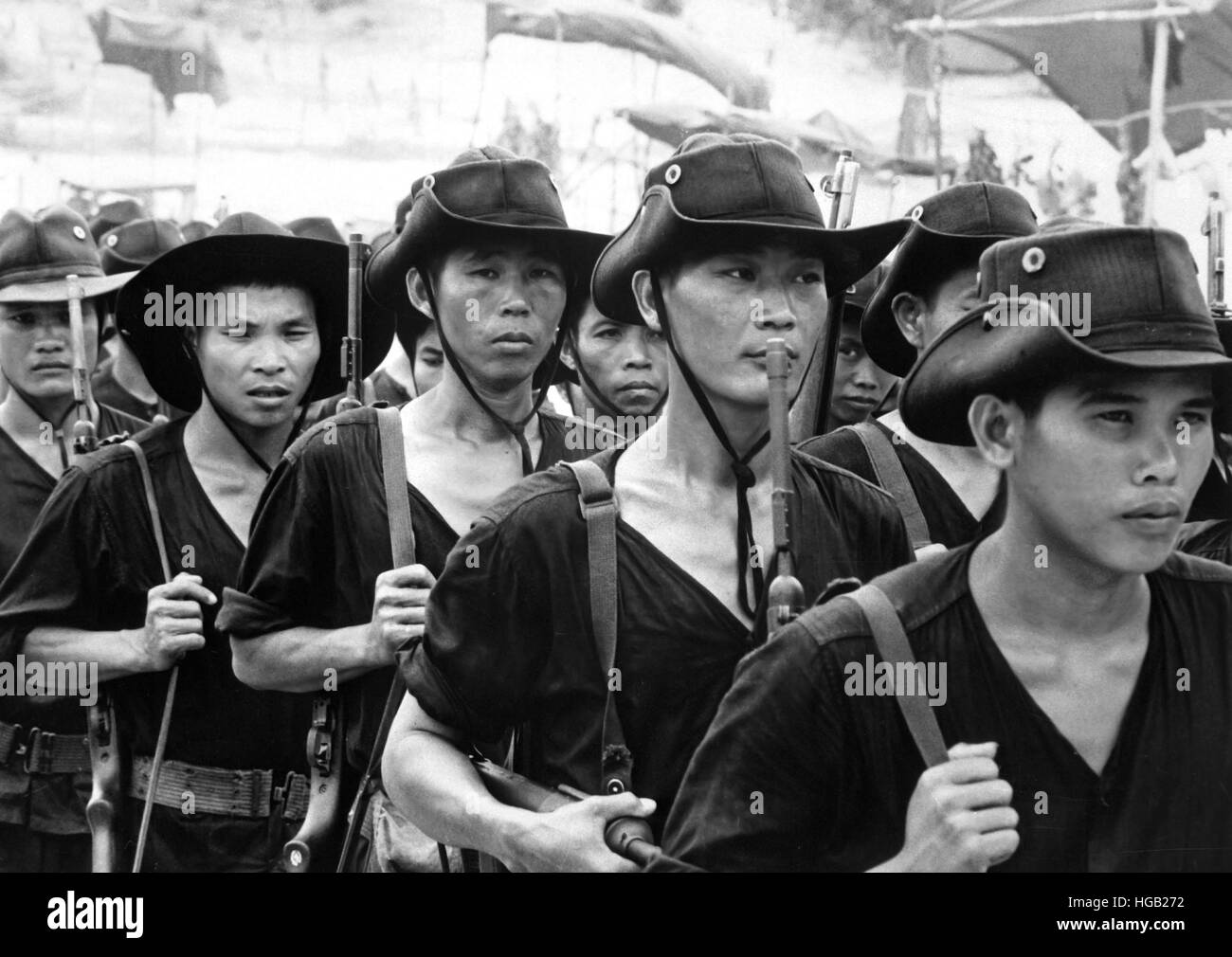 Junge vietnamesische Männer zurück in ihre Heimat Dörfer nach einer militärischen Ausbildung. Stockfoto