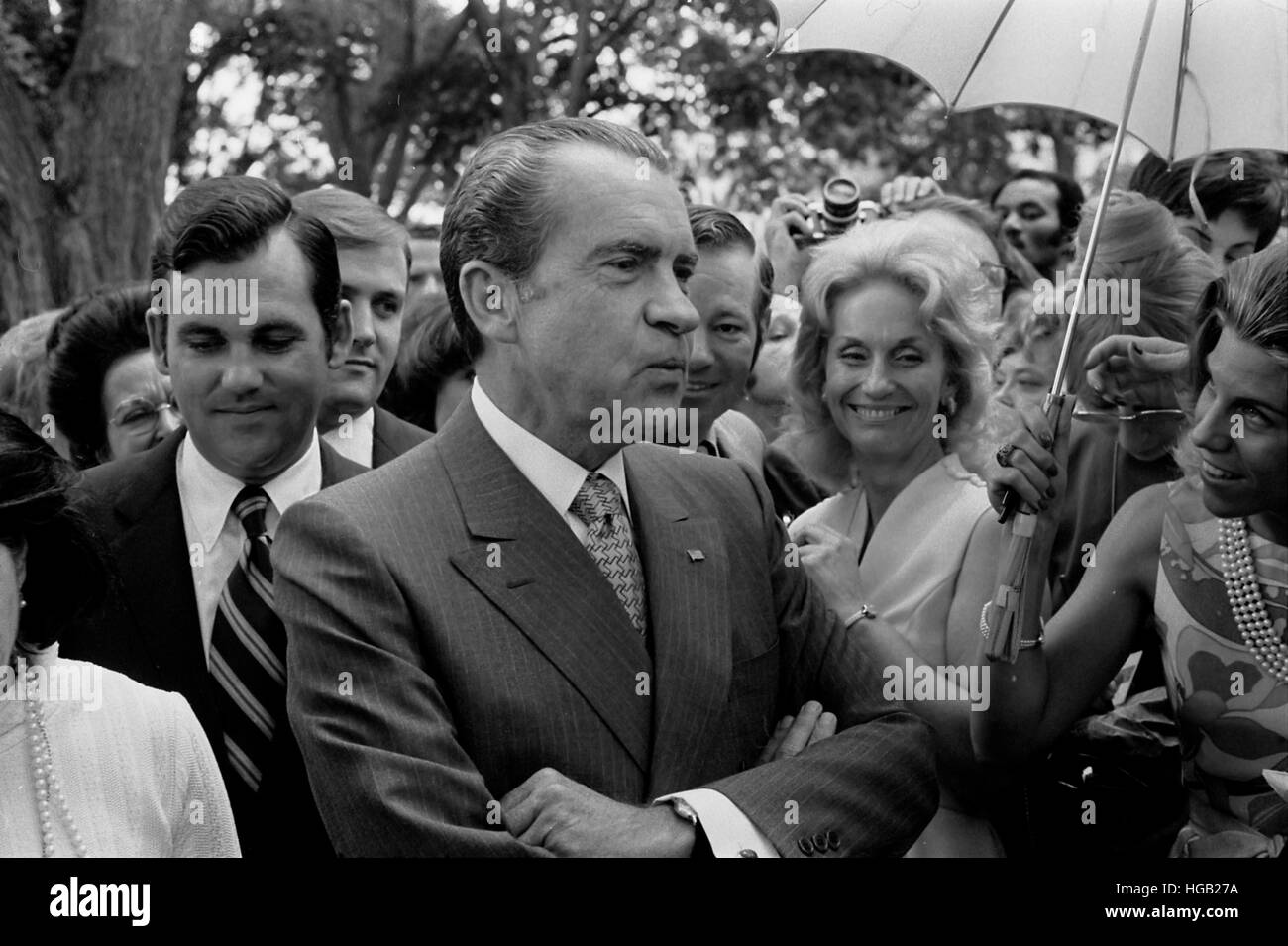 Präsident Richard Nixon in einer Menschenmenge an Töchter Hochzeit stehen. Stockfoto
