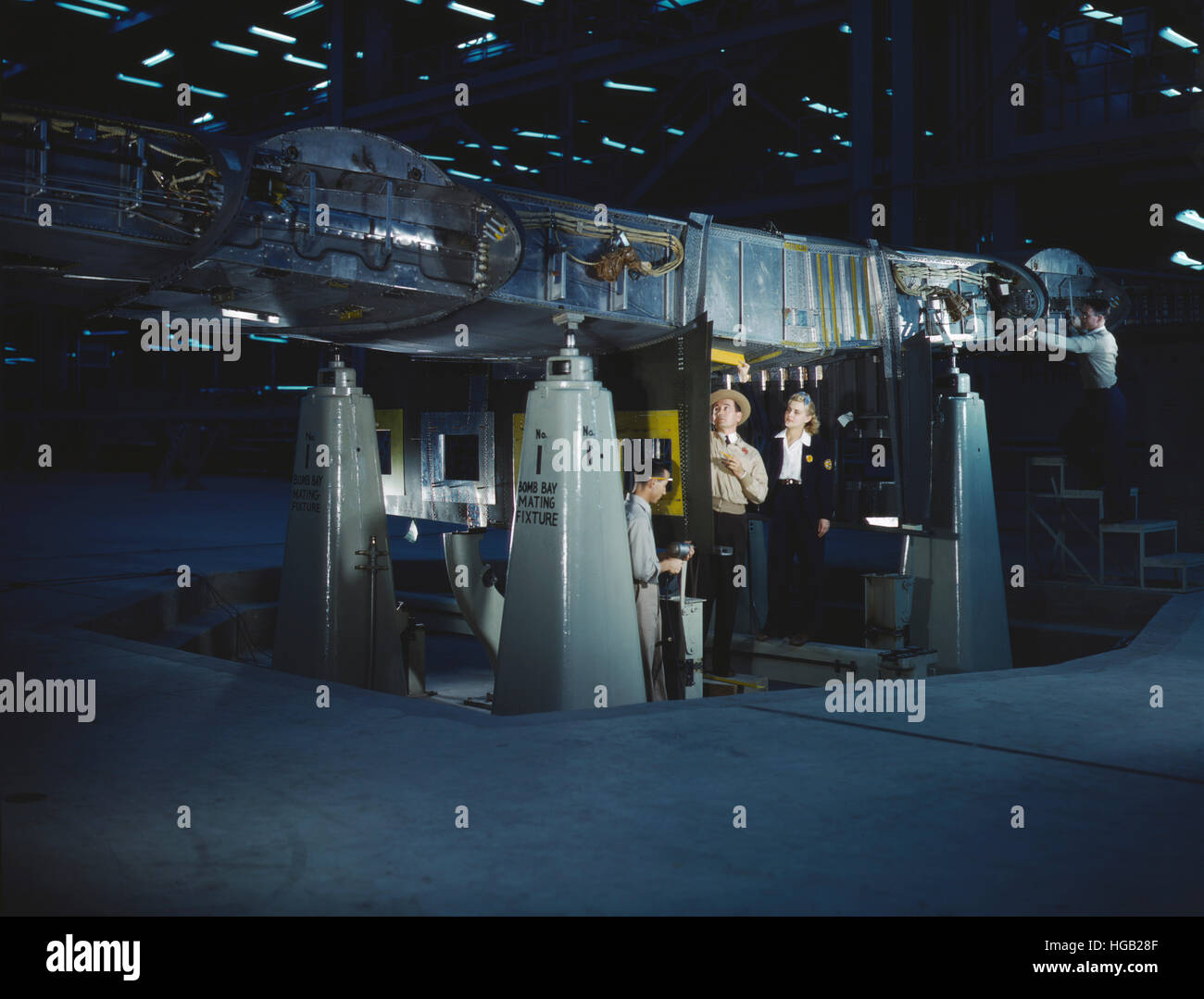 Arbeiten am Flügel der Consolidated Liberator Bomber, Fort Worth, Texas, 1942. Stockfoto