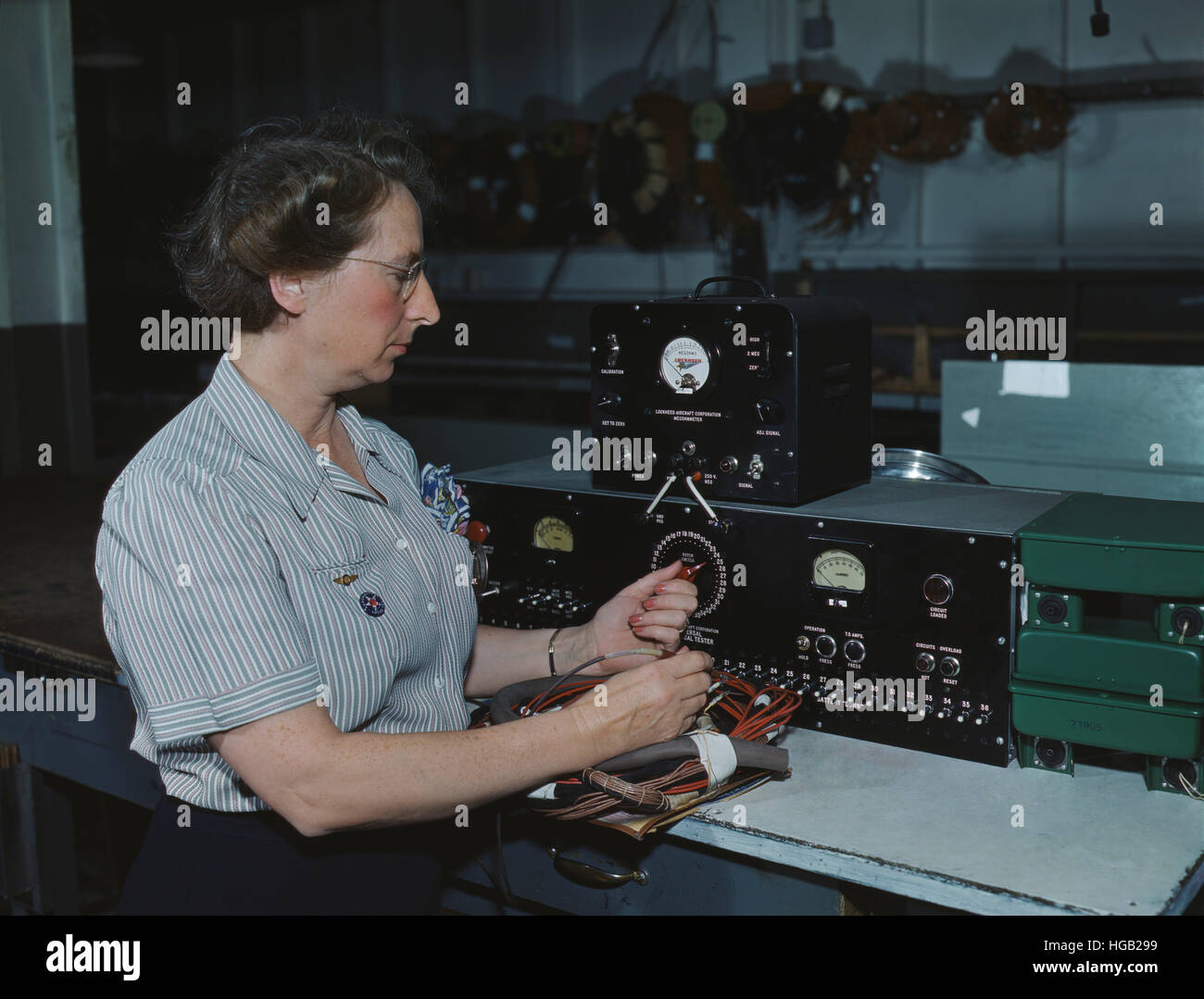 Frau, die mit der elektrischen Verdrahtung an Douglas Aircraft Company, 1942. Stockfoto