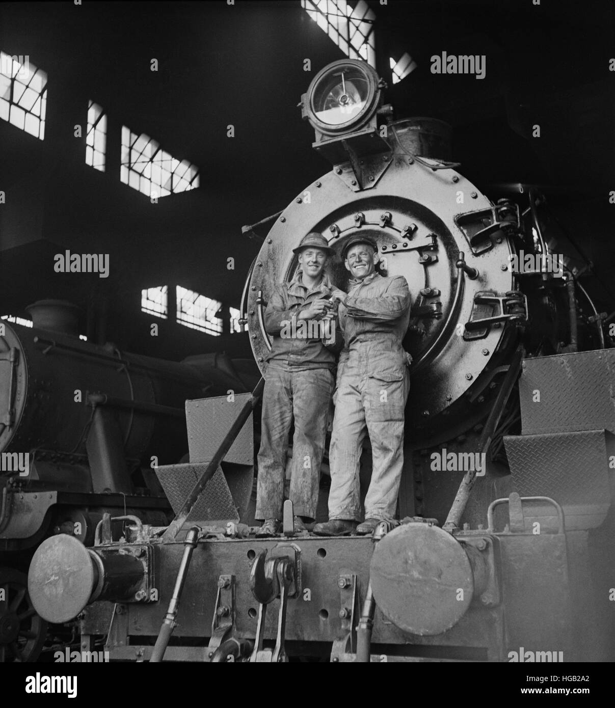 Amerikanische und britische Ingenieure stehen auf einem amerikanischen Motor im Iran, 1943. Stockfoto