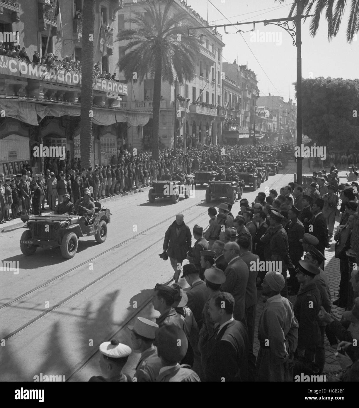 Mai 1943 - Tunis, Tunesien. Alliierte Truppen in die Stadt hineinfahren. Stockfoto