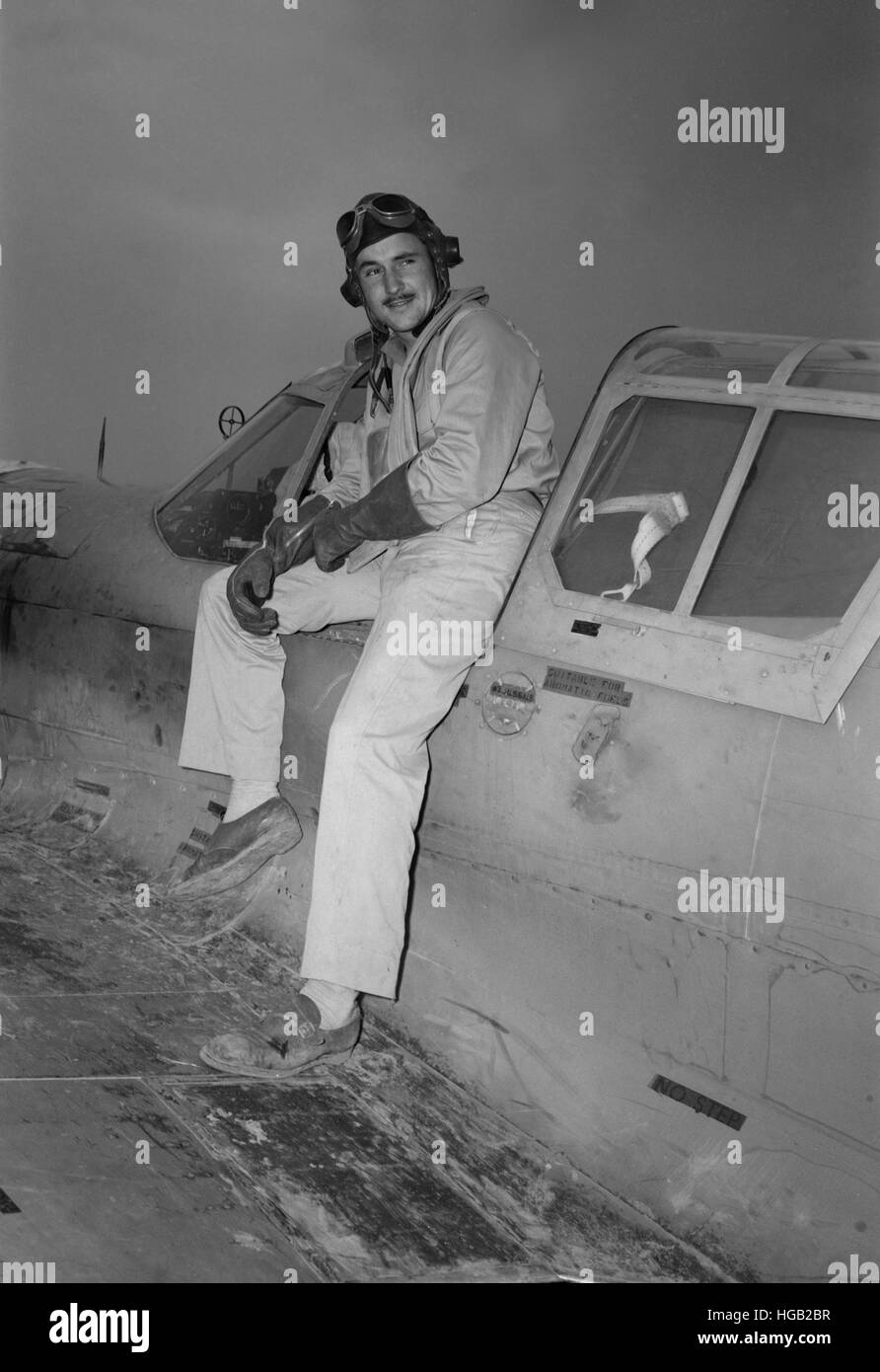 Dem zweiten Weltkrieg Kampfpilot posiert auf Flugzeuge, 1943. Stockfoto