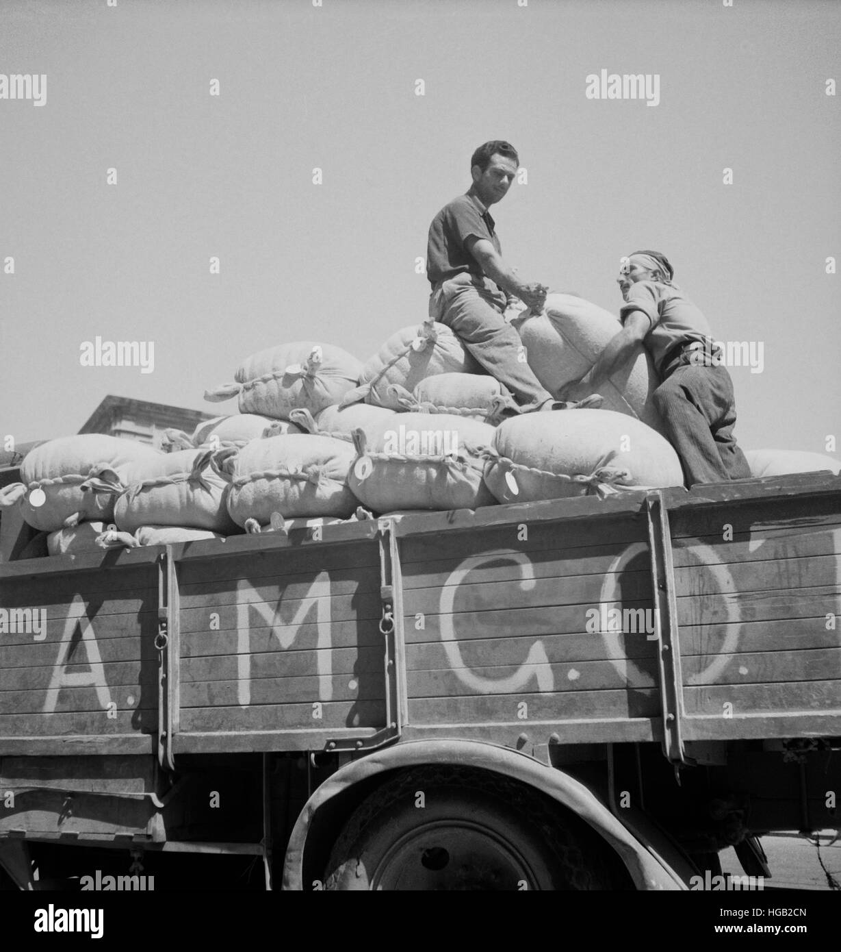 Der alliierte Militärregierung liefert Mehl für die Städte, die am stärksten durch den Krieg 1943. Stockfoto