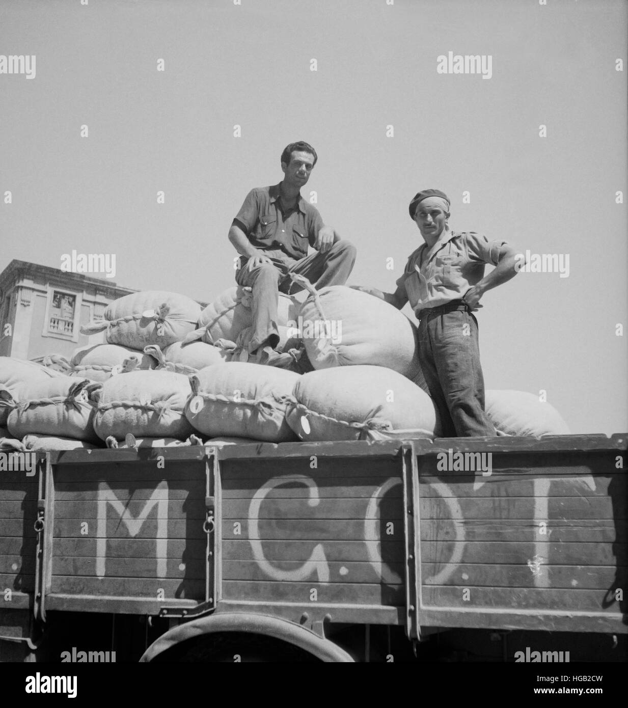 Der alliierte Militärregierung liefert Mehl für die Städte, die am stärksten durch den Krieg 1943. Stockfoto