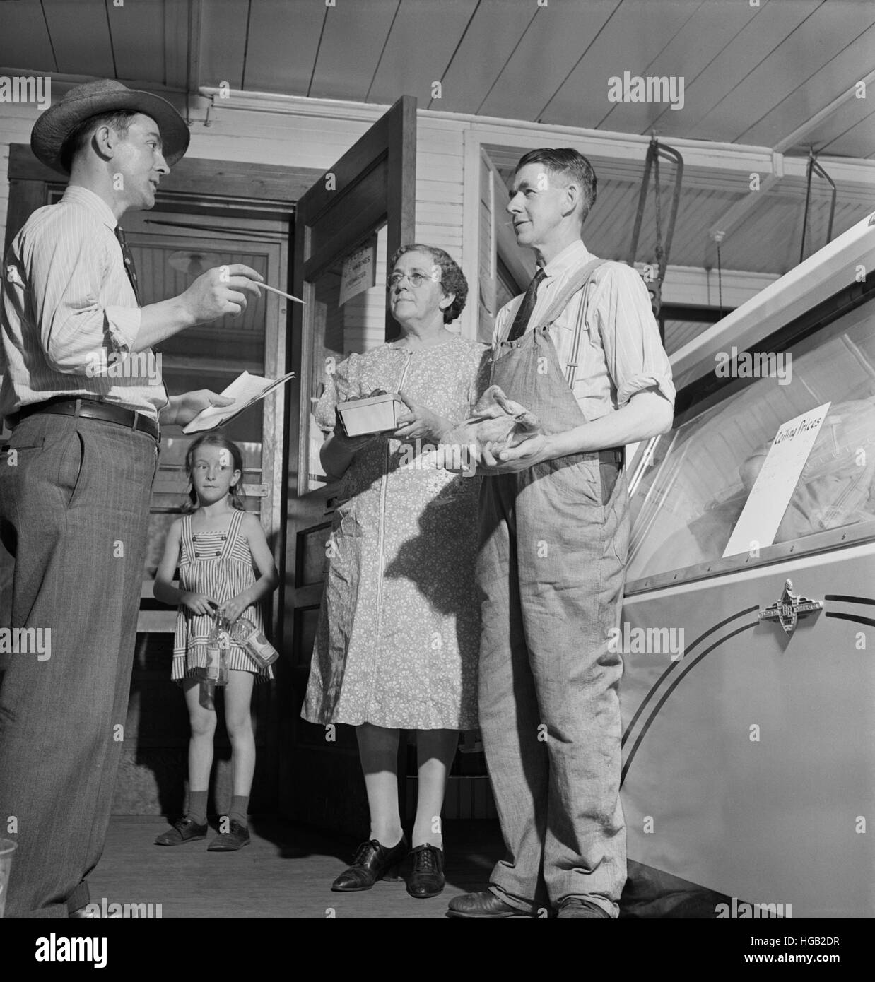 Büro des Informationsfensters "Price Administration" Zwischenstops in für ein Freundschaftsspiel zu besuchen, 1942. Stockfoto