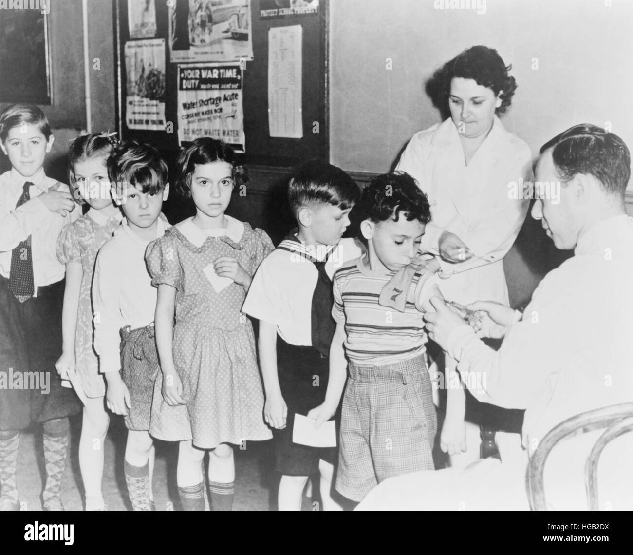 New York City Kinder warten in der Schlange für die Immunisierung Aufnahmen, ca. 1944. Stockfoto