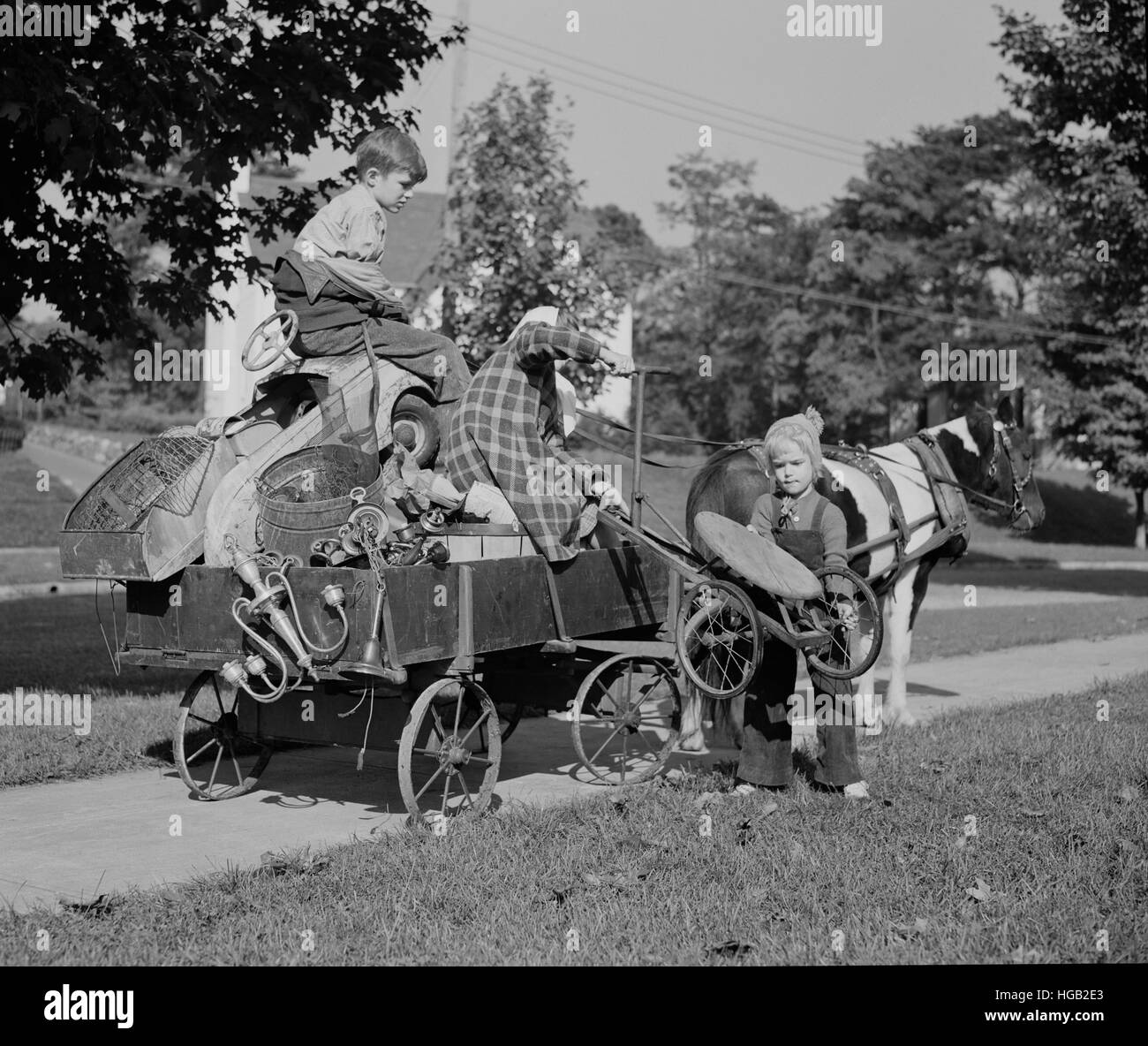 Die Jugendlichen sammeln Schrott auf einem Pony Wagen für Spende ihre Kriegsindustrien, 1942. Stockfoto