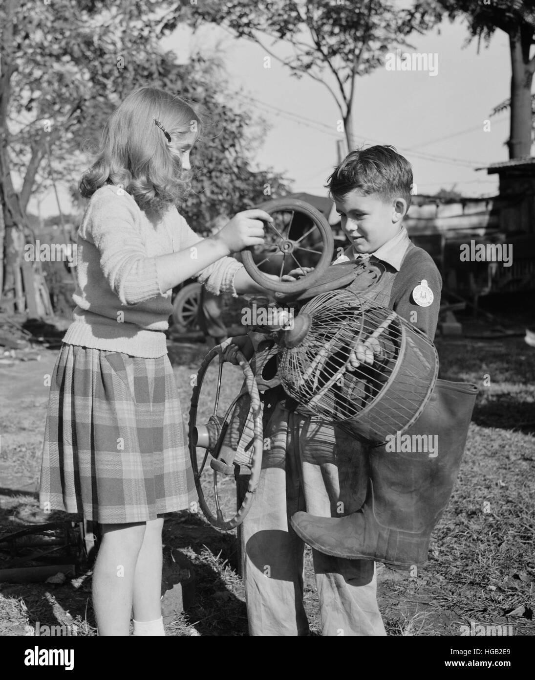 Junge Kinder sammeln Schrott für Spende an ihre Kriegsindustrien, 1942. Stockfoto