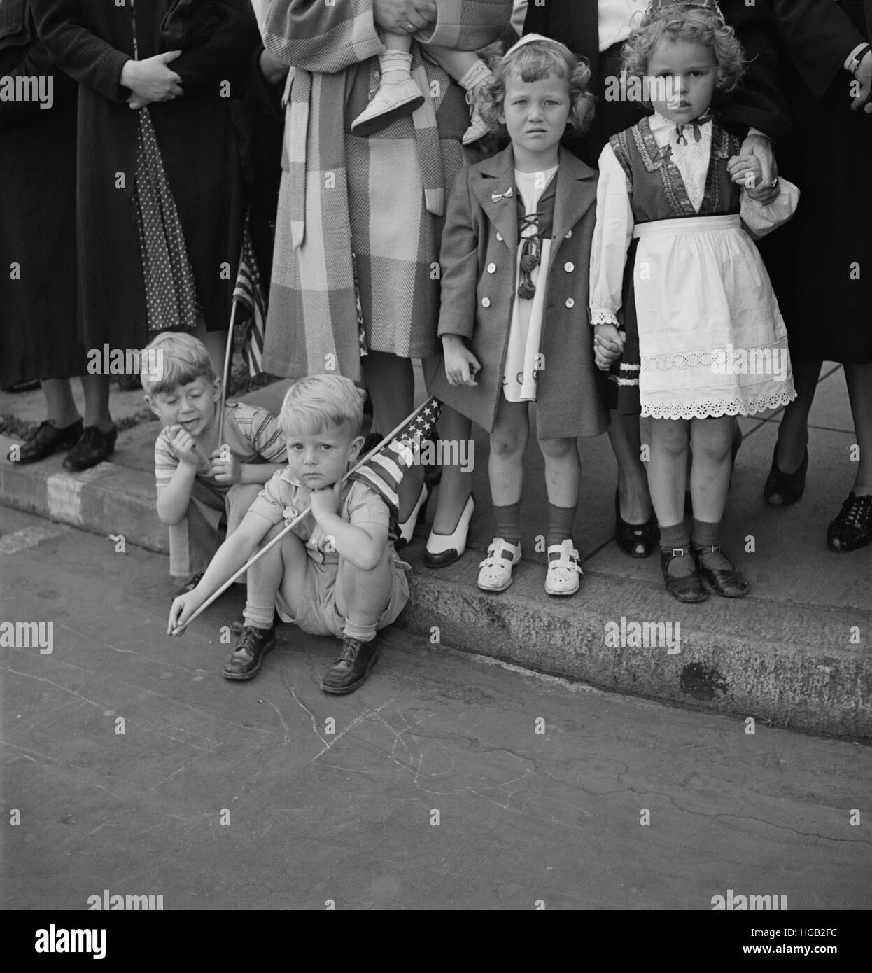 Kinder, die gerade einer Parade in Brooklyn, New York, 1944. Stockfoto