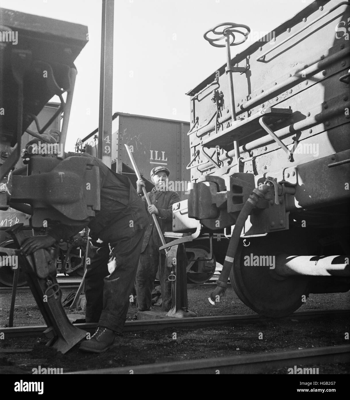 Aufbocken ein Auto auf den Spuren der Reparatur in einer Werft Illinois Central Railroad 1942. Stockfoto