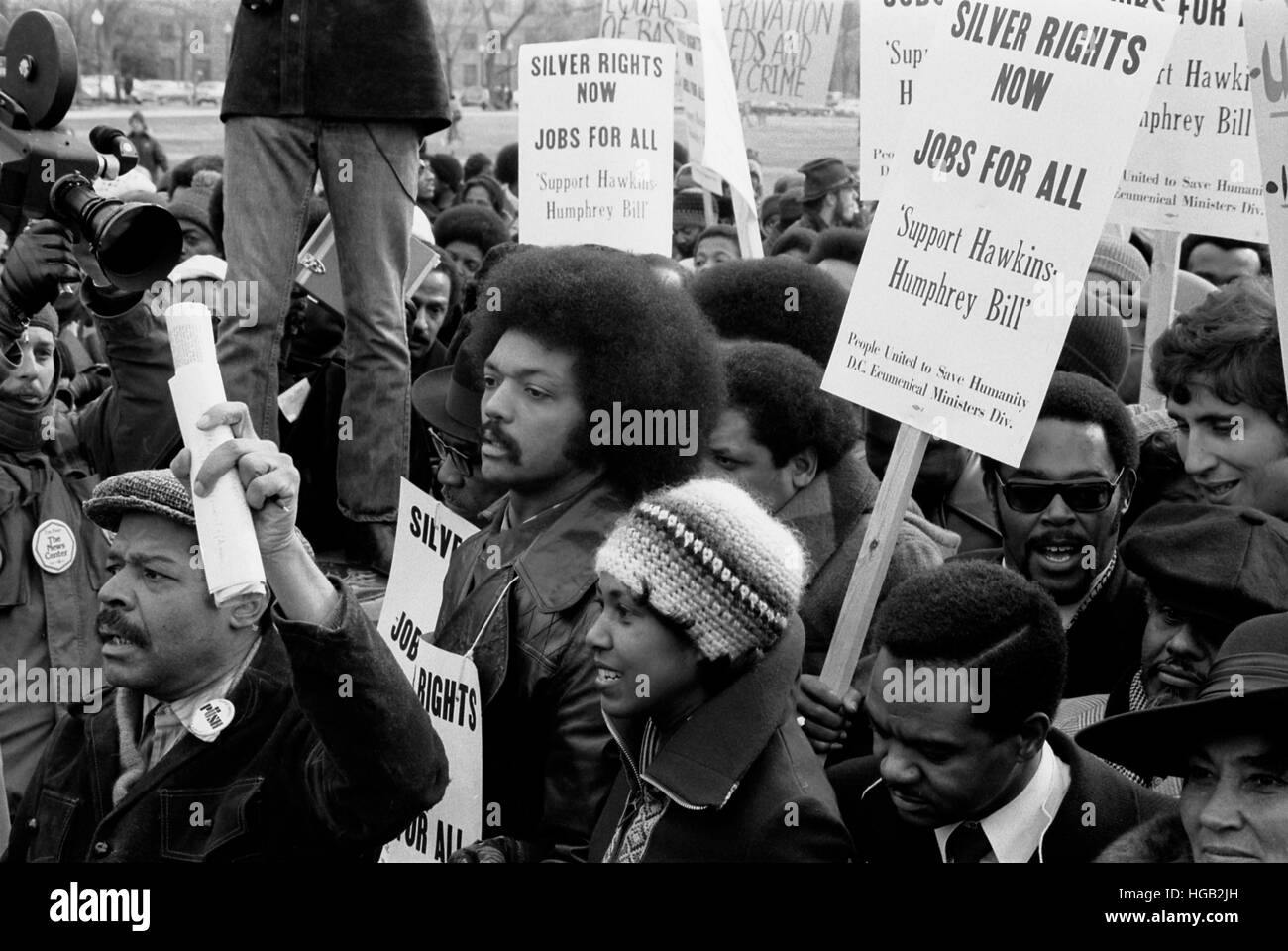 Jesse Jackson umgeben von Demonstranten rund um das Weiße Haus, 1975. Stockfoto