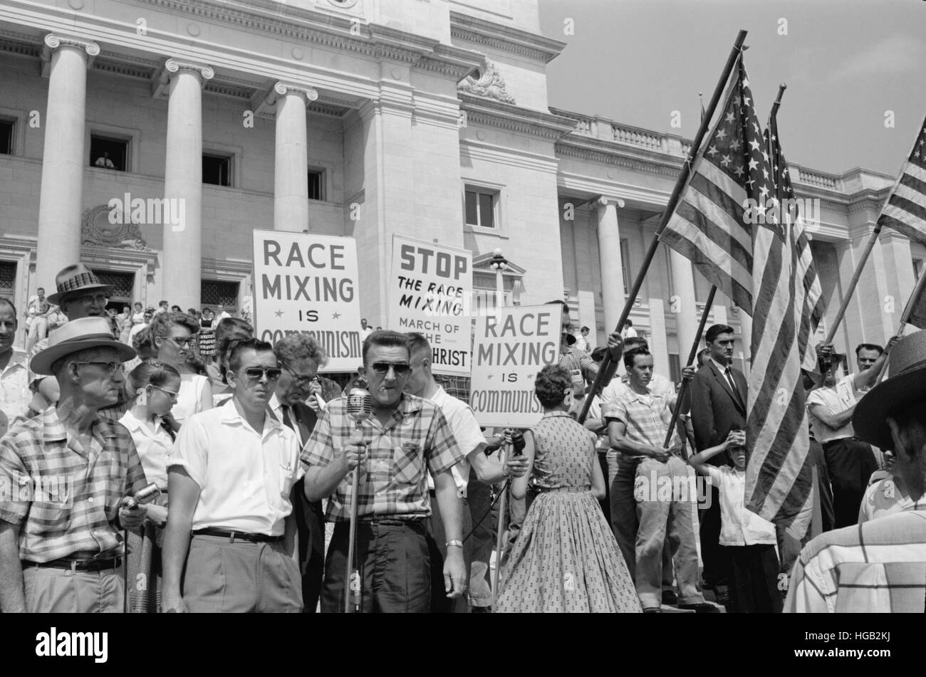 Eine Gruppe von Menschen Kundgebung in Washington, D.C., Protest gegen die Zulassung von der Little Rock Nine, 1959. Stockfoto