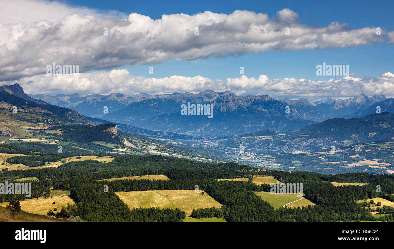 Erhöhten Blick auf Bayard Plateau mit Chapeau de Napoleon und Grand Morgon in der Ferne. Hautes Alpes, Frankreich Stockfoto