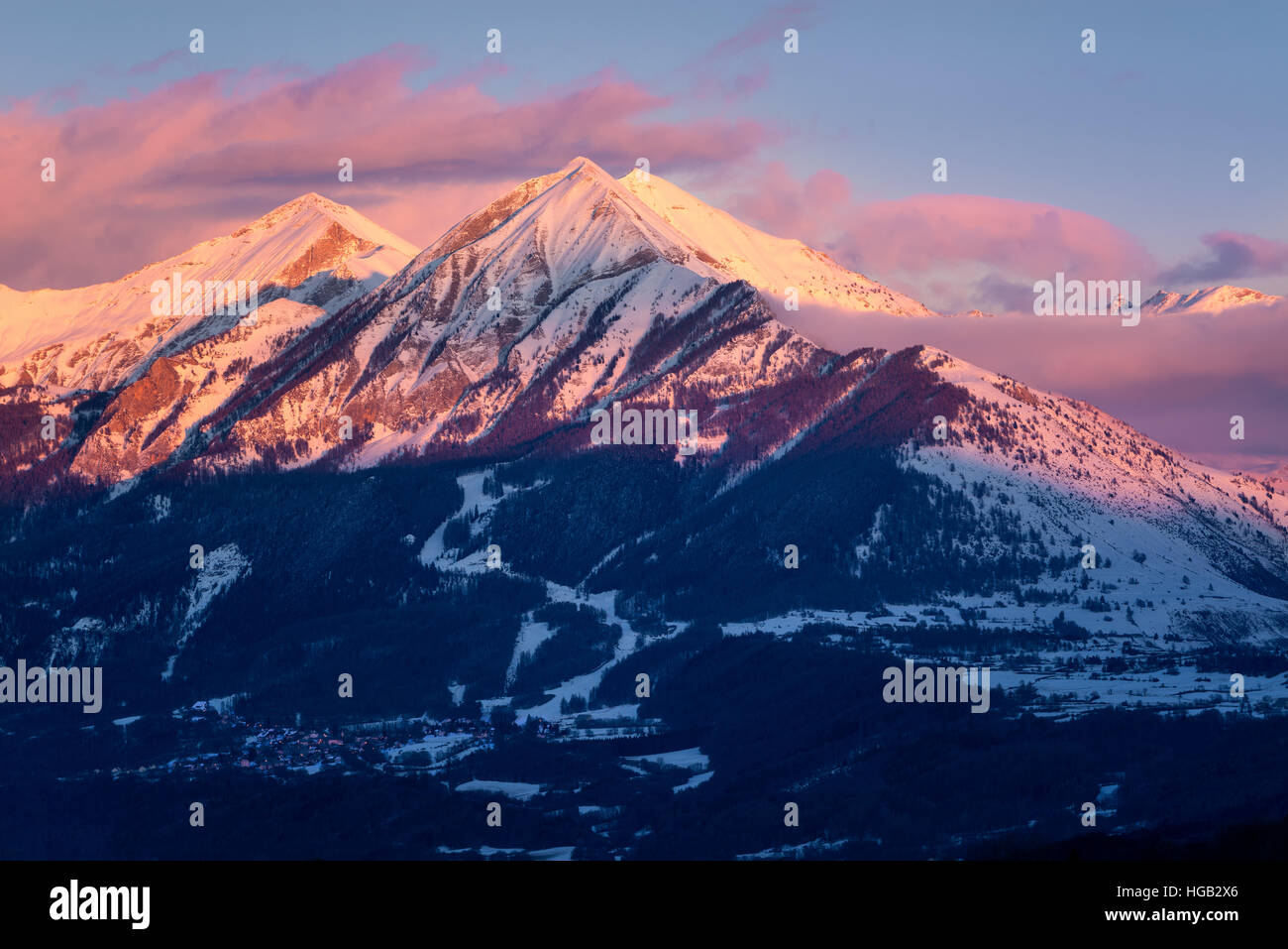 Winter Sonnenuntergang auf den Petite und Grande Autane Gipfeln. Saint Léger Les Melezes, Champsaur, Hautes Alpes, Frankreich Stockfoto