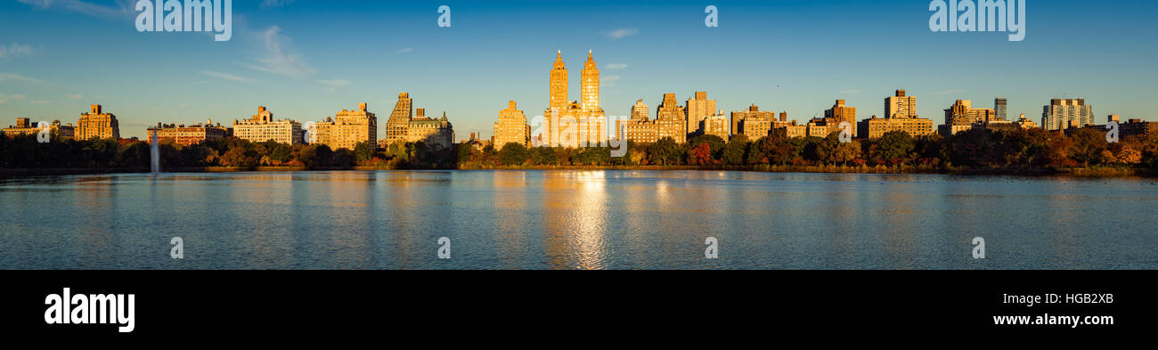 Sonnenaufgang auf der Upper West Side mit Blick von Jacqueline Kennedy Onassis Reservoir und dem Central Park im Herbst. New York City Stockfoto