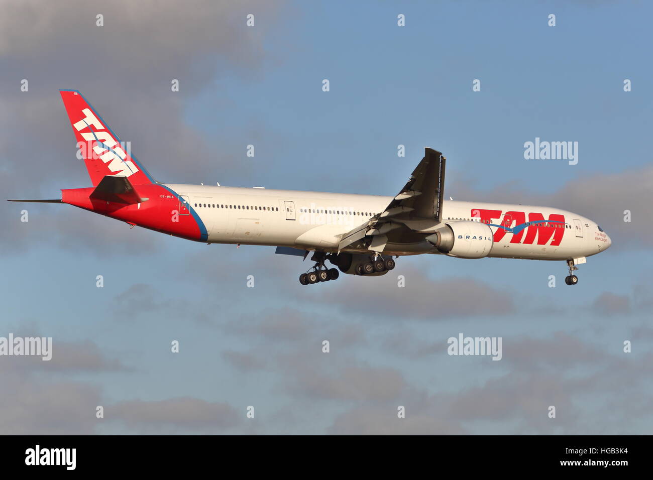 TAM Boeing 777-300ER PT-MUA landet auf dem Flughafen London Heathrow, Vereinigtes Königreich Stockfoto