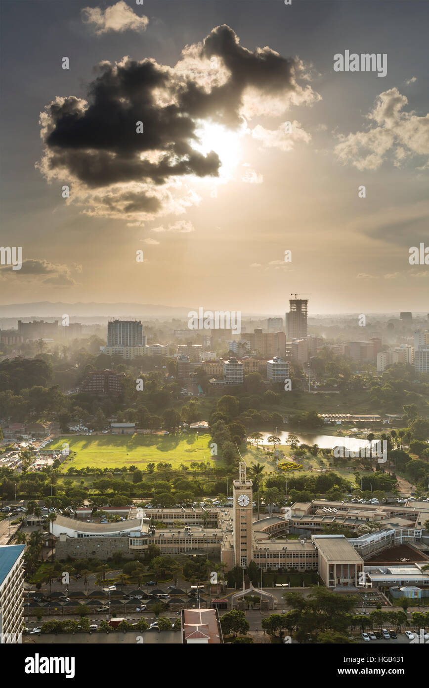 Blick zum Uhuru Park in der Geschäft Bezirk von Nairobi, Kenia am Abend Stockfoto