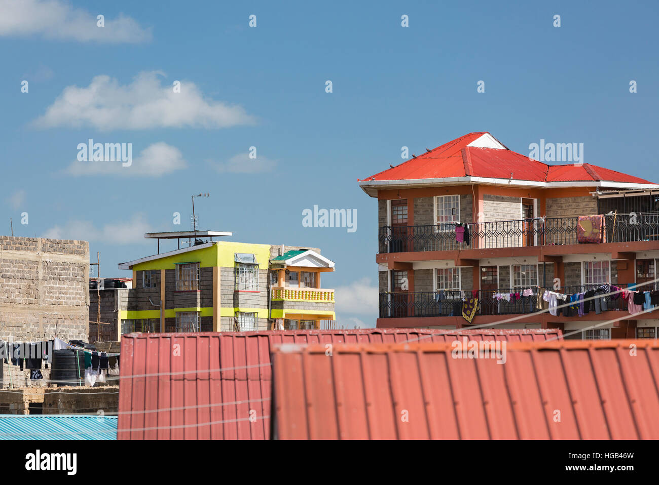 Bunten afrikanischen Häusern in Dionysis, einem Wohnviertel im Osten von Nairobi, Kenia. Stockfoto