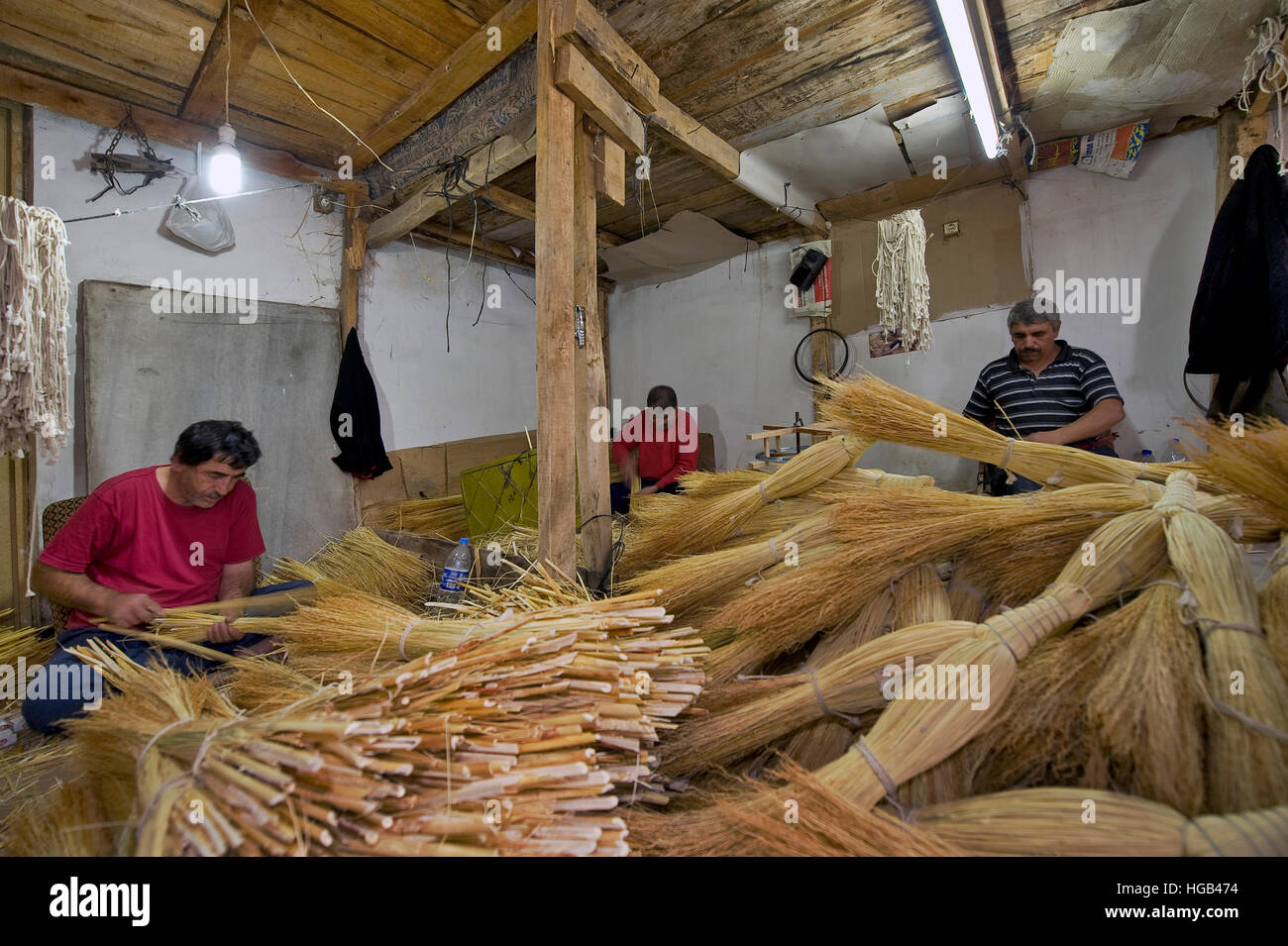 Eines der Handwerke, die Edirne berühmt machte Besen. Heute gibt es noch ein paar Handwerker machen Besen mit traditionellen Methoden, Widerstand gegen die Flut der Zeit und Technologie, die Massenproduktion dieser altmodischen inländische Artikel selbst gebracht hat. Und Braut Besen – kleinere oder größere Besen, verziert mit kleinen Spiegeln und rosa, grün, gelb oder blau Bänder - ist eines der beliebtesten Souvenirs aus Edirne. Stockfoto