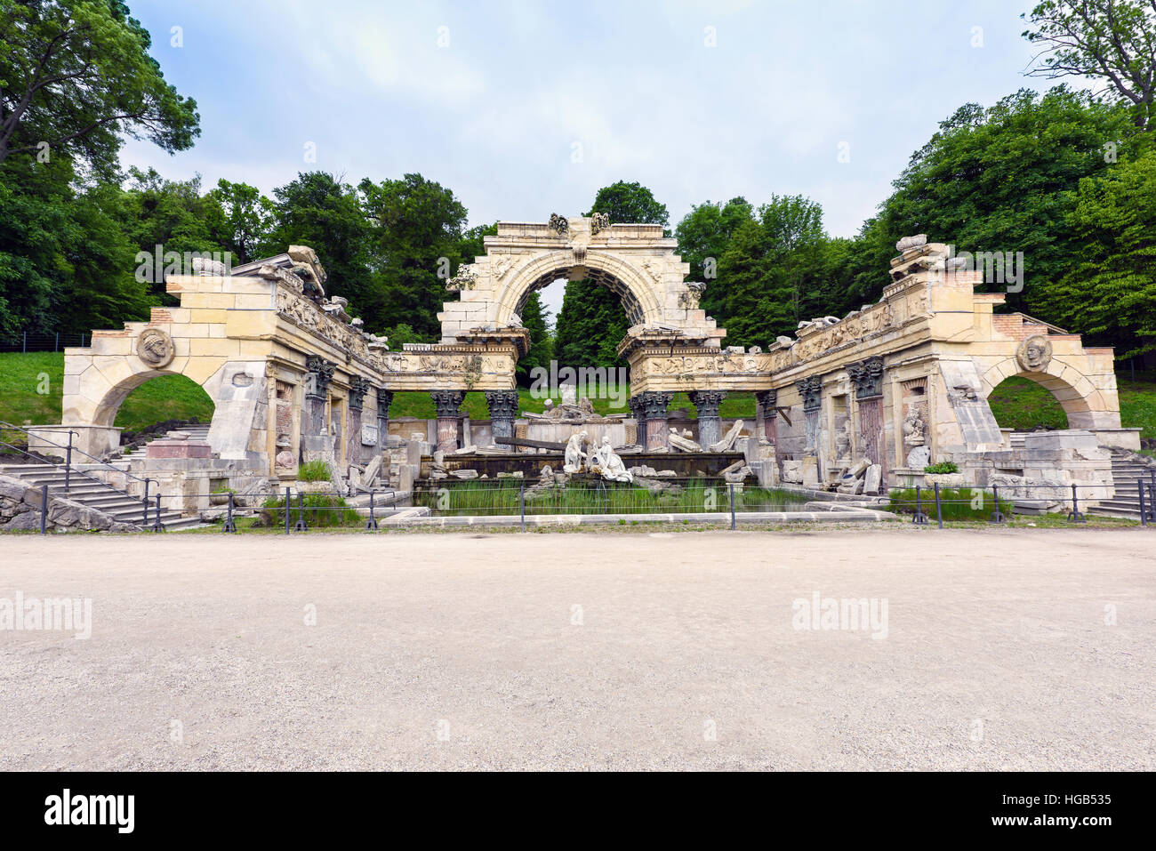 Foto von antiken römischen Ruinen Brunnen im Schloss Schönbrunn, Wien, Österreich Stockfoto