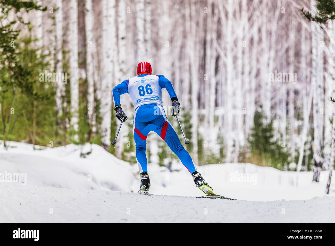 Skifahrer Sportler Männer im Wald freien Stil während der Meisterschaft auf Langlauf Stockfoto