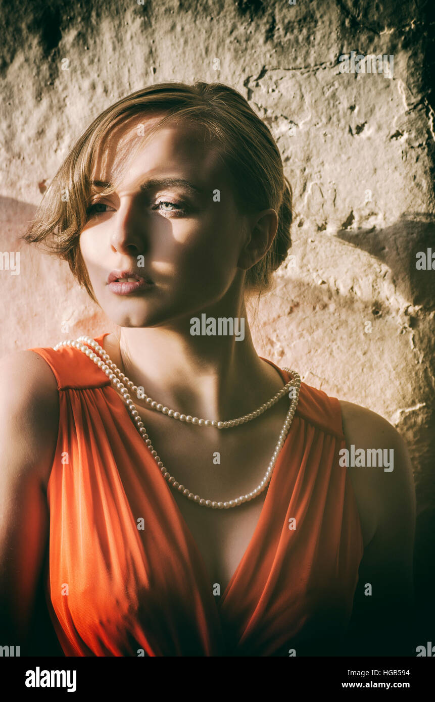 Schöne Frau trägt eine Perlenkette wegschauen Stockfoto