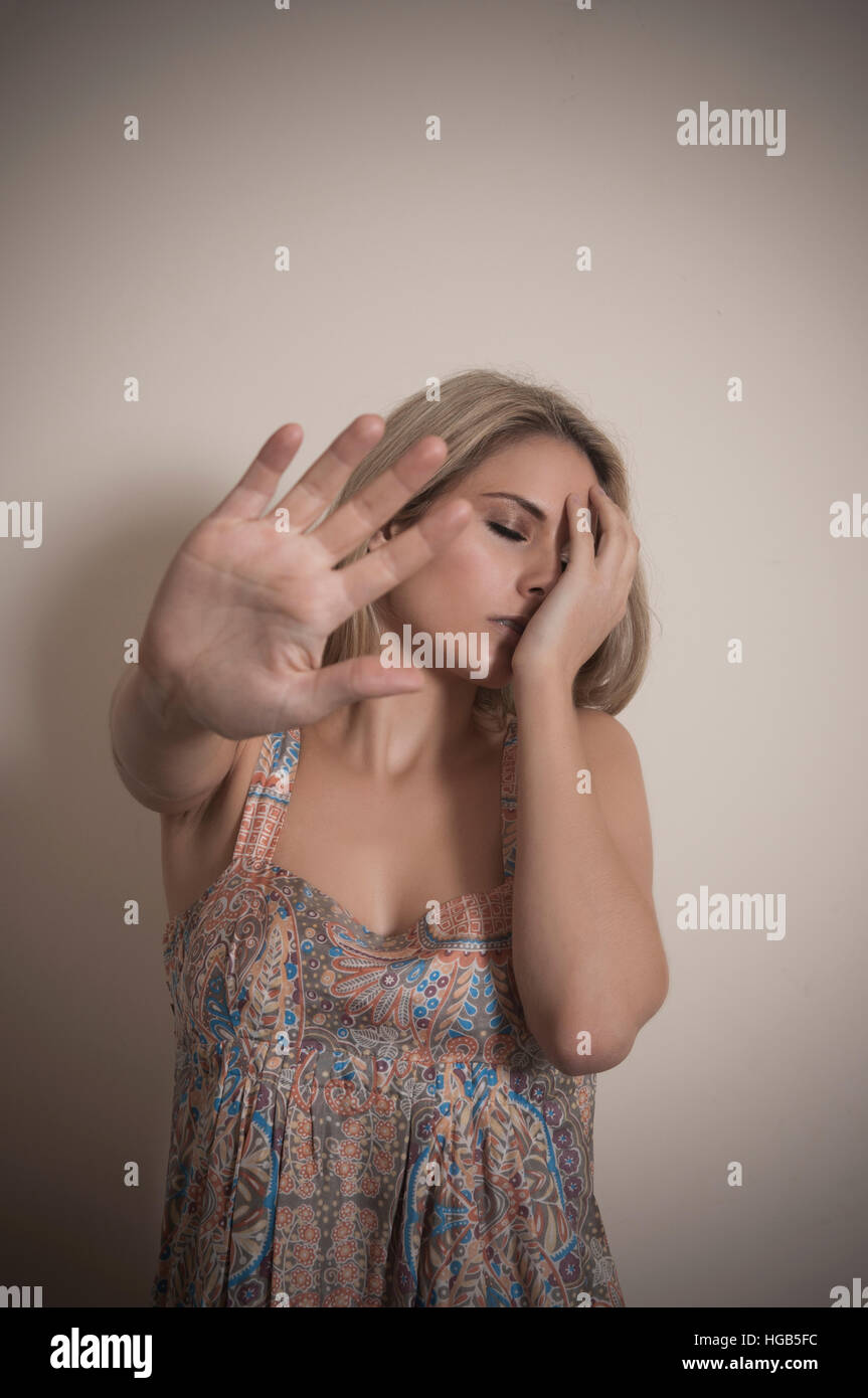 Depressive Frau eine Stop Geste Stockfoto