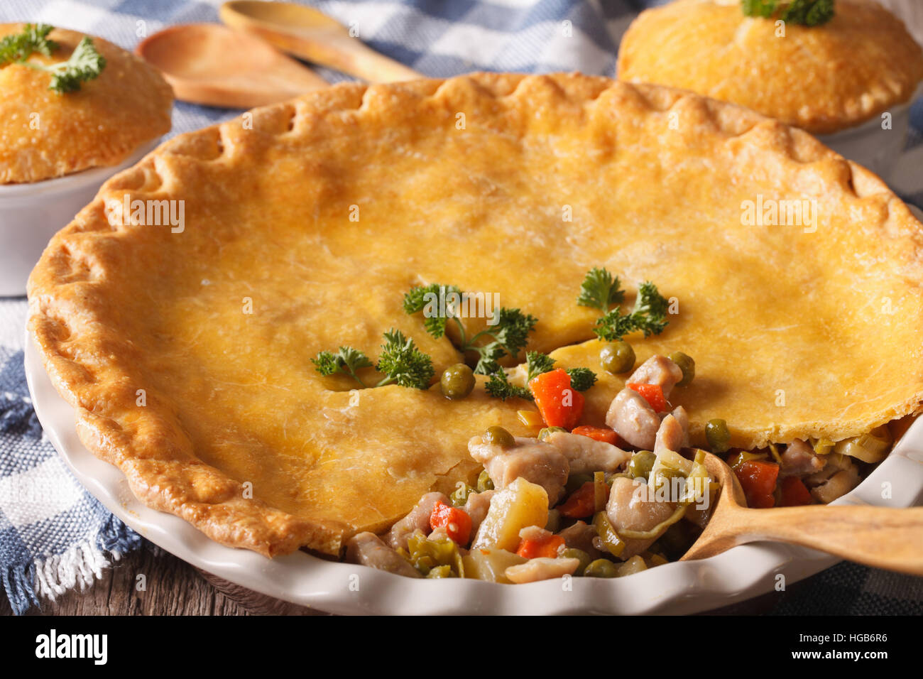 Big Chicken Pot Pie Makro in Auflaufform auf den Tisch. horizontale Stockfoto