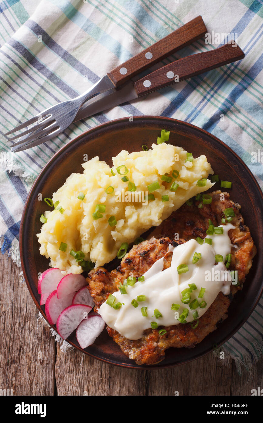 Amerikanisches Essen: Land gebratenes Steak und weiße Soße auf einer Platte Nahaufnahme senkrechten Draufsicht Stockfoto