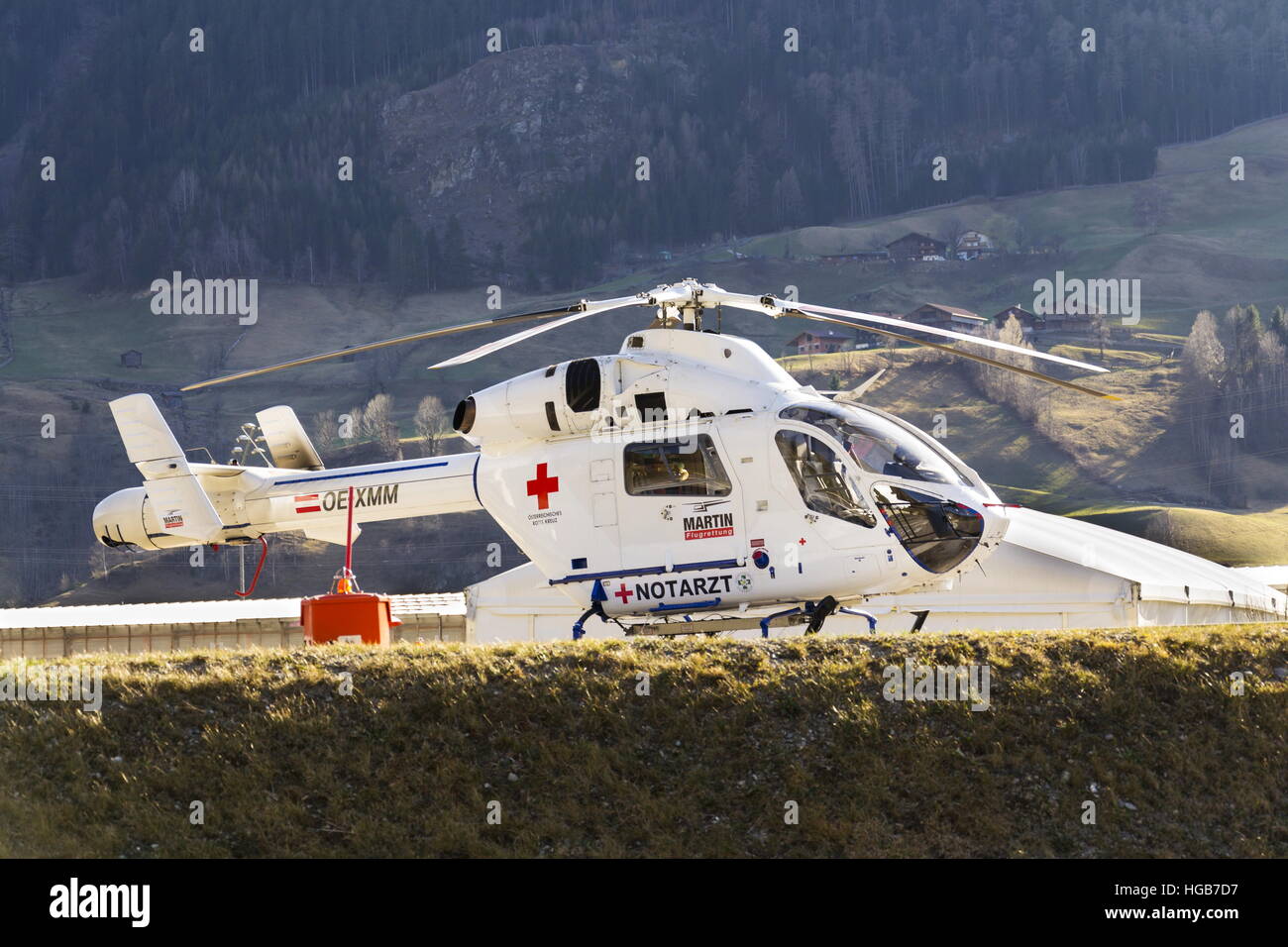 Rotes Kreuz Sanitäter MD Hubschrauber MD Explorer von McDonnell Douglas Hubschrauber-Systeme steht am Heliport in Matrei, Österreich Stockfoto