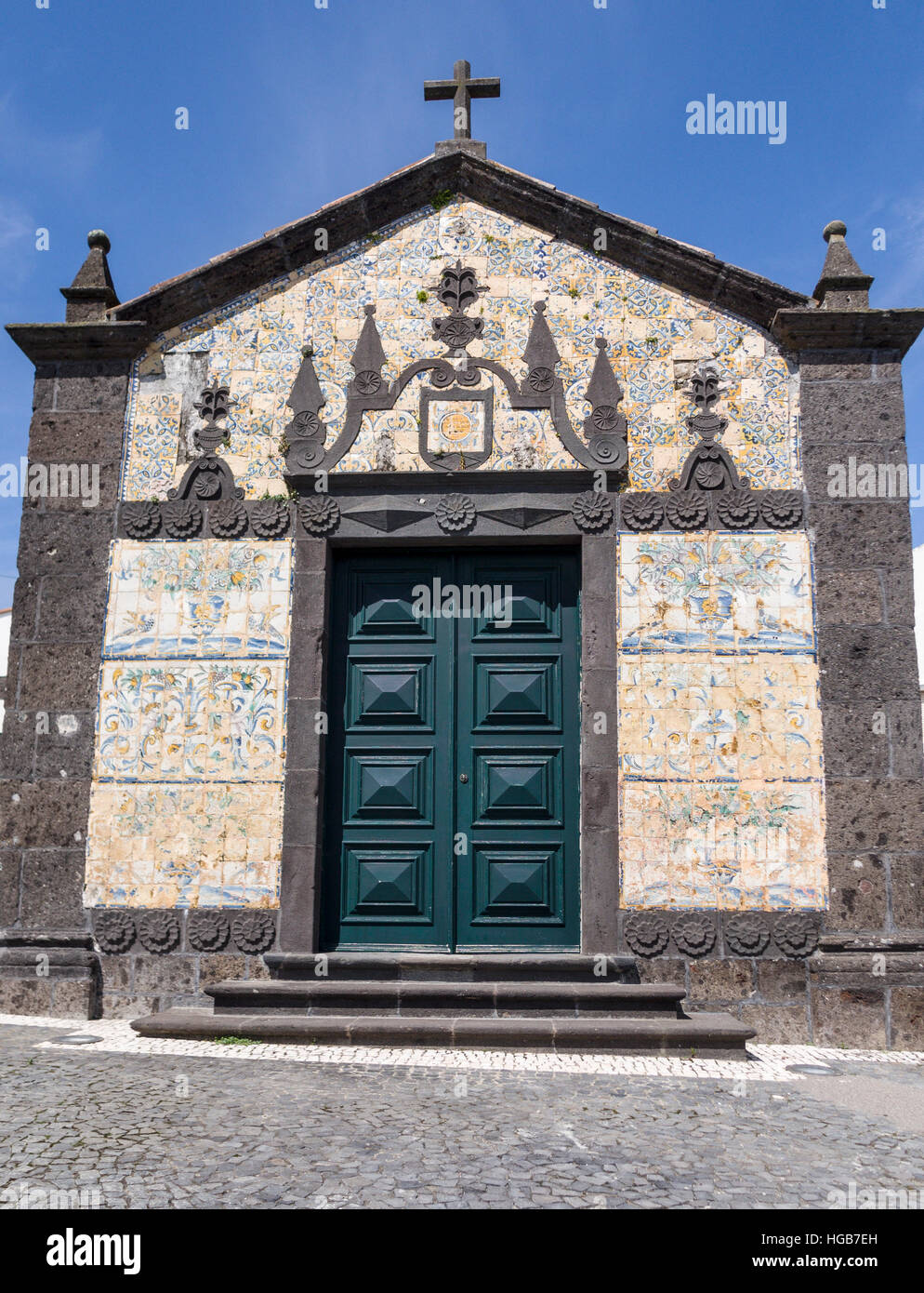 Vor dem Eingang einer alten Kapelle des 17. Jahrhunderts. Ermida Nossa Senhora do Cabo / unsere Liebe Frau von der Kap-Kapelle Stockfoto