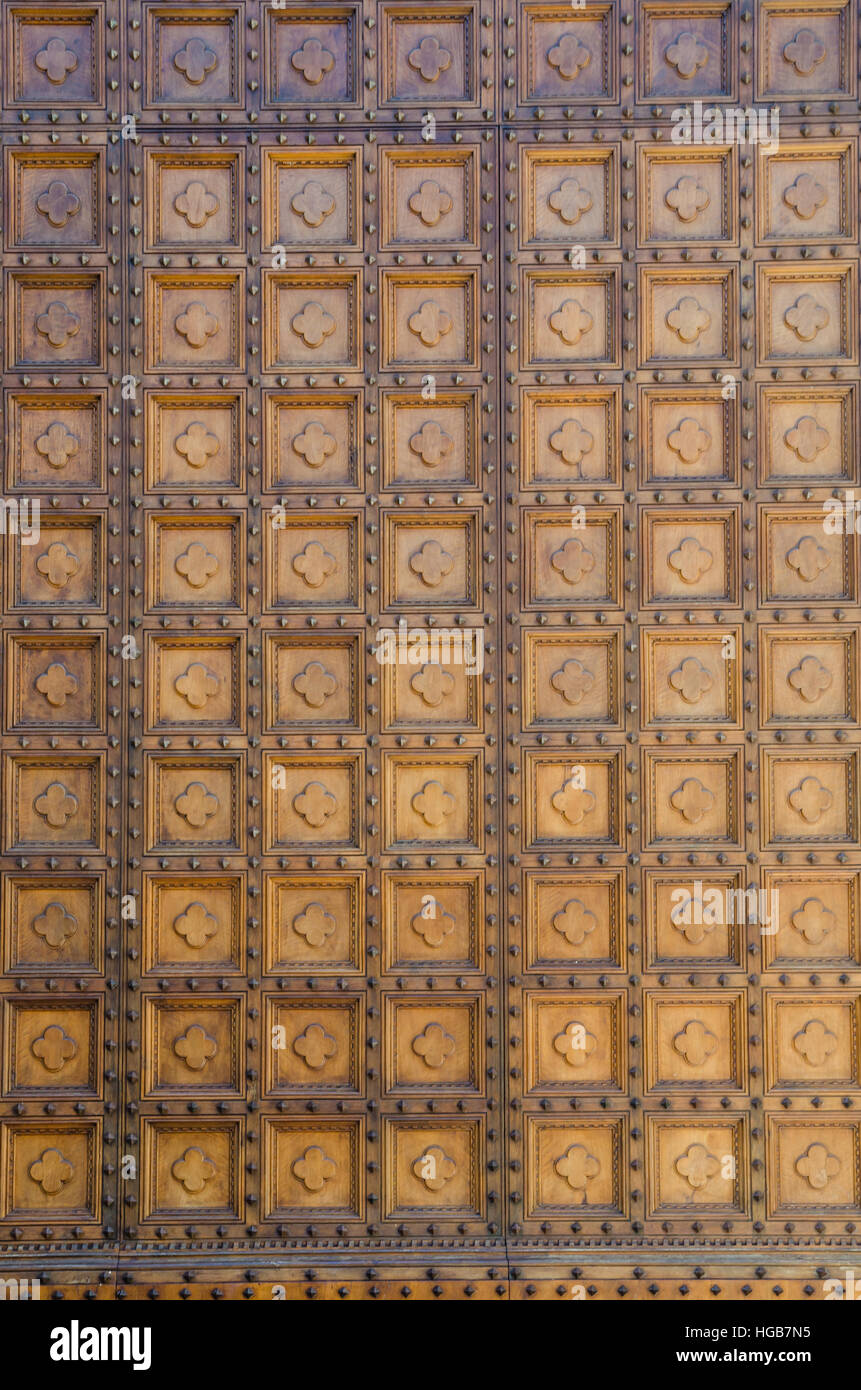 Detail-Aufnahme der Holztür Muster oder Textur Il Duomo Kathedrale oder Kirche in Siena, Italien, Europa Stockfoto