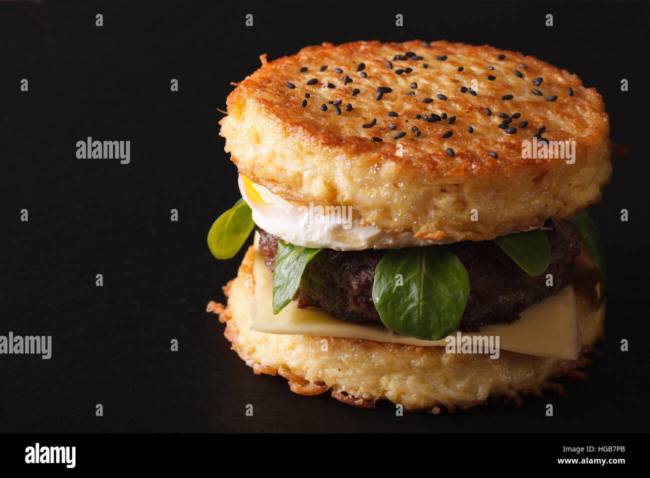 Neue Ramen-Burger mit Rindfleisch und Eiern Nahaufnahme auf einem schwarzen Hintergrund. horizontale Stockfoto