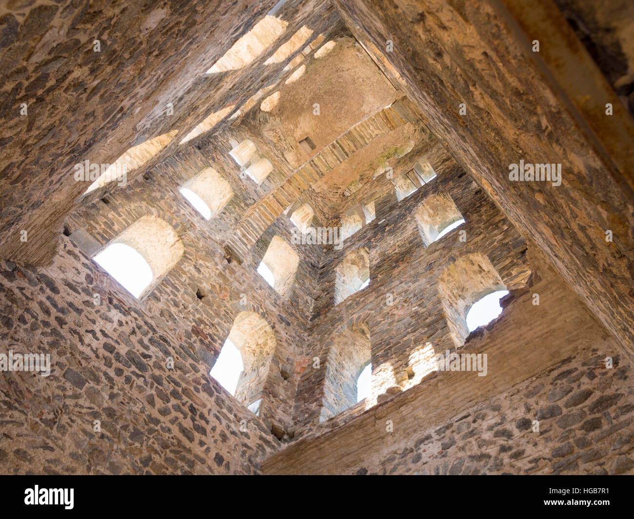Stein-Glockenturm in St Pere de Rodes. Die gereinigten Stein im Inneren der Glocke Turm des Klosters offen für die Elemente und die Glocke fehlt. Stockfoto