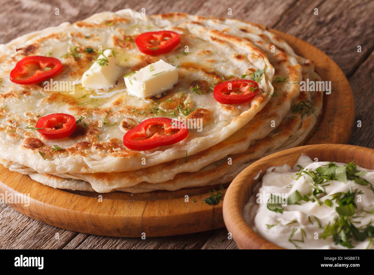 Indisches Essen: heiße Paratha mit Butter Nahaufnahme auf dem Tisch. Horizontale Stockfoto