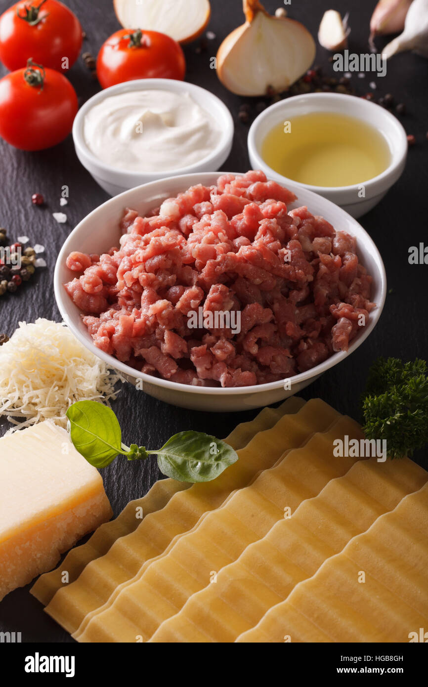 Zutaten für italienische Lasagne Nahaufnahme auf einer Schiefertafel Tafel. vertikale Stockfoto