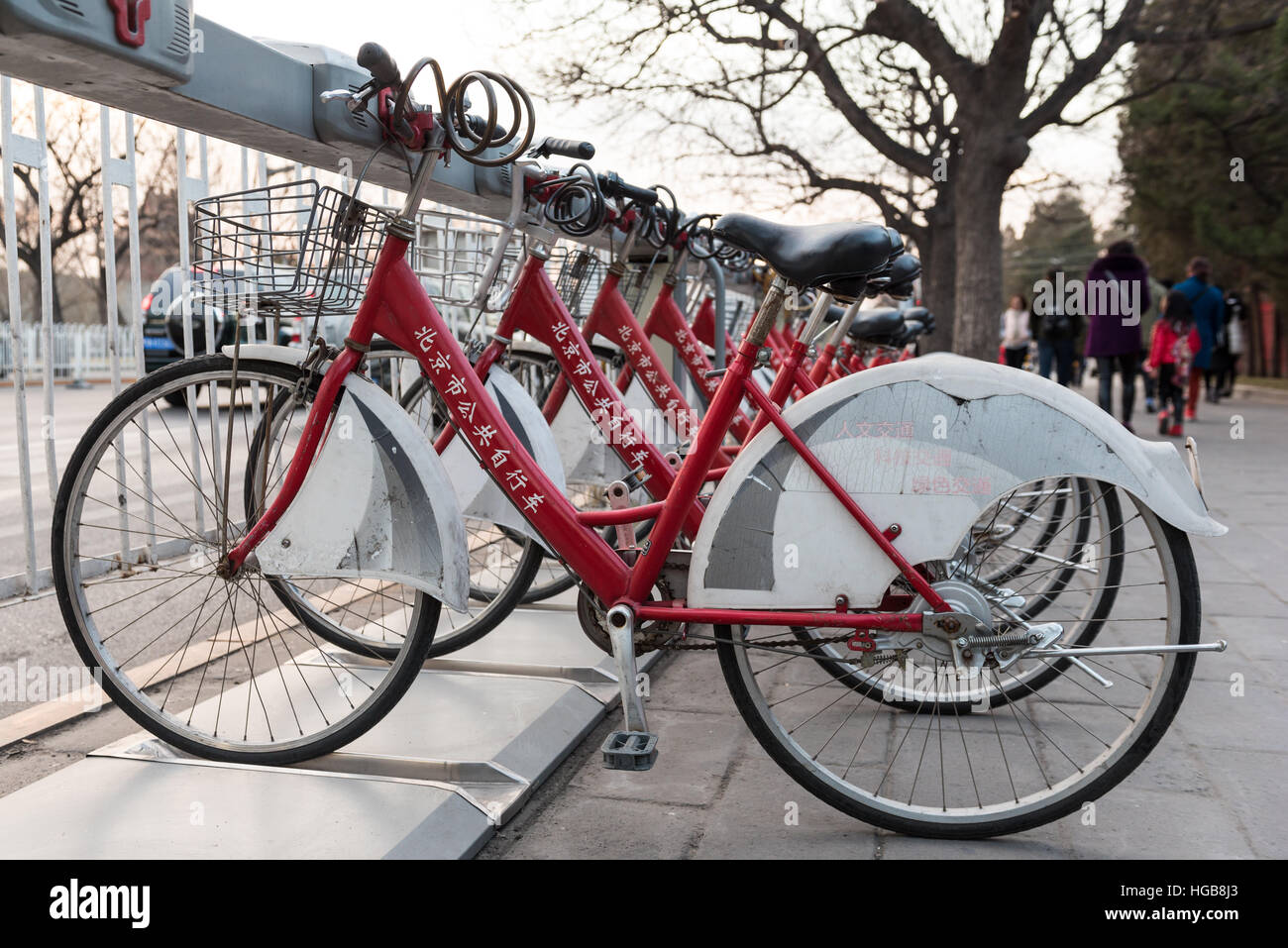 Peking, China 13. Dezember 2016: Öffentliche Fahrräder mieten-Station mit roten und weißen Fahrräder können gemietet werden Stockfoto