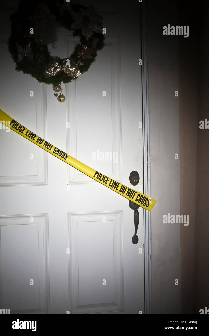 Polizei Linie Klebeband über der Eingangstür des Hauses in der Nacht Stockfoto