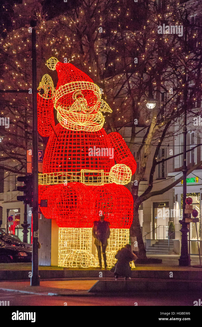 Berlin lohnt sich ein Besuch zur Weihnachtszeit beim Einkaufen auf Berlins berühmten Kurfürstendamm. Stockfoto