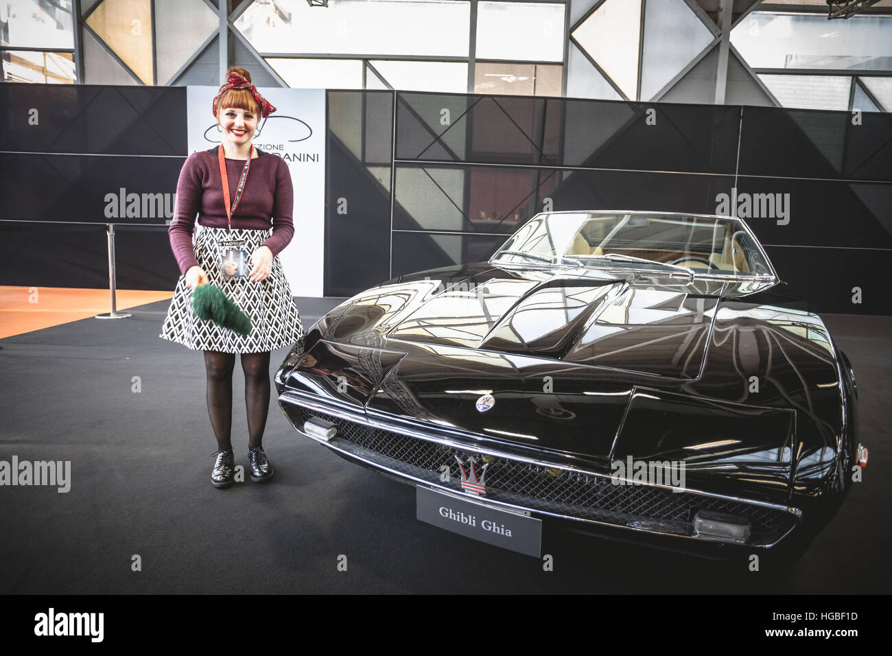 Italien, Bologna motor Show 2016, Pin-up-junge Frau Reinigung für Staub ein MASERATI GHIBLI Spyder (1970) Stockfoto