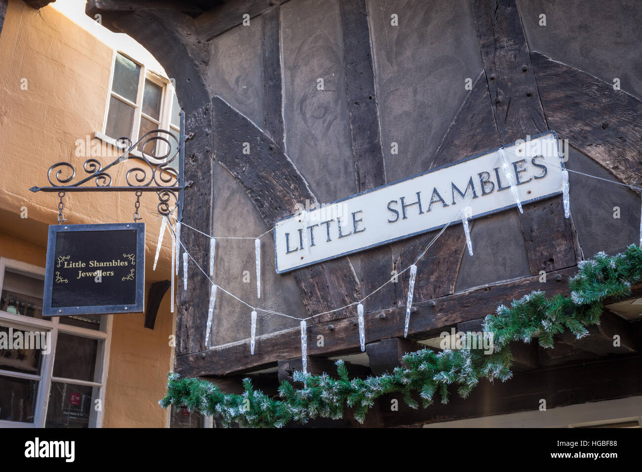 Straßenschild auf einem Gebäude "Wenig durcheinander", eine mittelalterliche Straßenraum in York City centre, England, UK Stockfoto