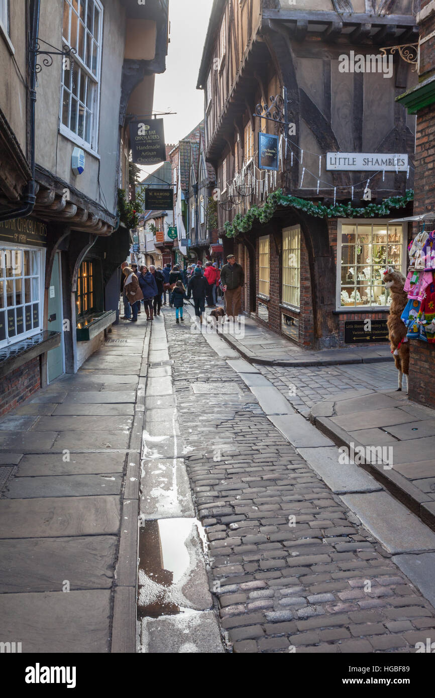 Straßenszene in Winter, The Shambles York Stadtzentrum, Yorkshire UK Stockfoto