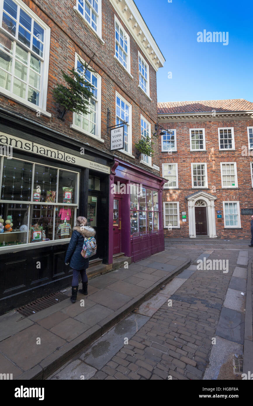 Straßenszene in Winter, The Shambles York Stadtzentrum, Yorkshire UK Stockfoto