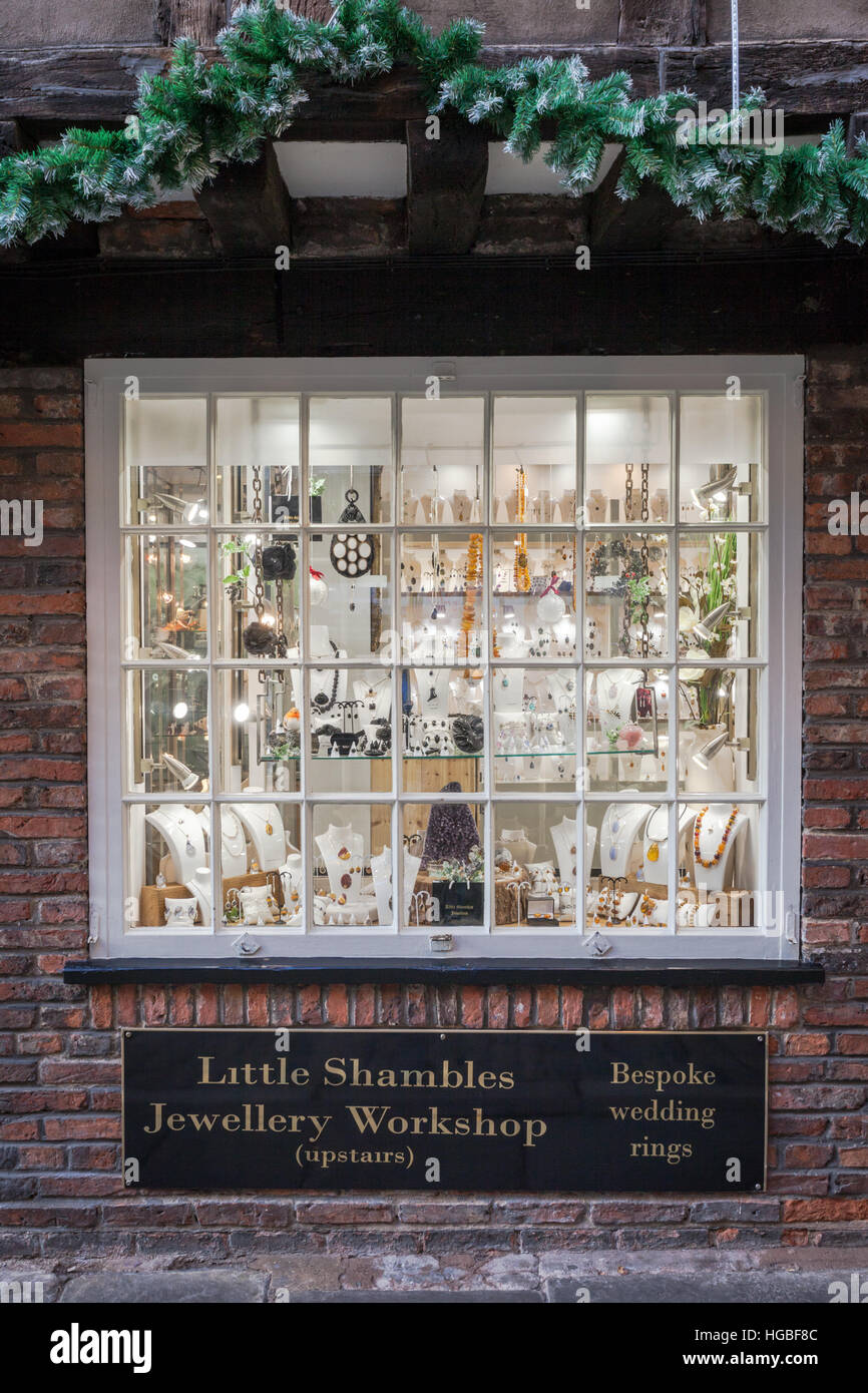 Ladenfront in The Shambles, berühmte mittelalterliche Einkaufsstraße im Stadtzentrum von York, UK Stockfoto