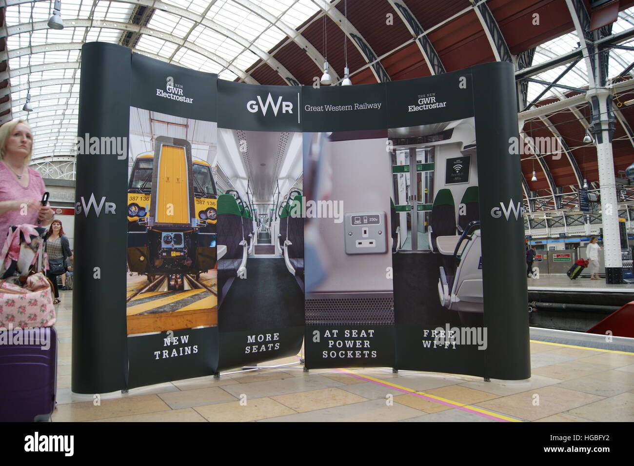 Ein Banner, Förderung der GWR Electrostar Neugeräte in London Paddington am 2. September 2016 als die neuen Einheiten auf dem Display waren. Stockfoto