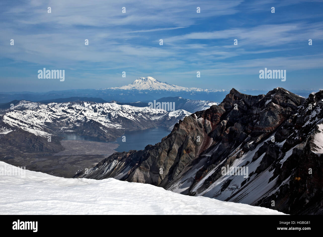 WA13129-00... WASHINGTON - Ansicht des Spirit Lake und Mount Rainier vom Kraterrand des Mount St. Helens. Stockfoto