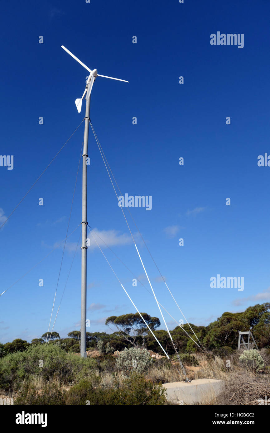 Westwind Windkraftanlage dangerously zeigt gebogen Tower, Eucla, South Australia. Keine PR Stockfoto