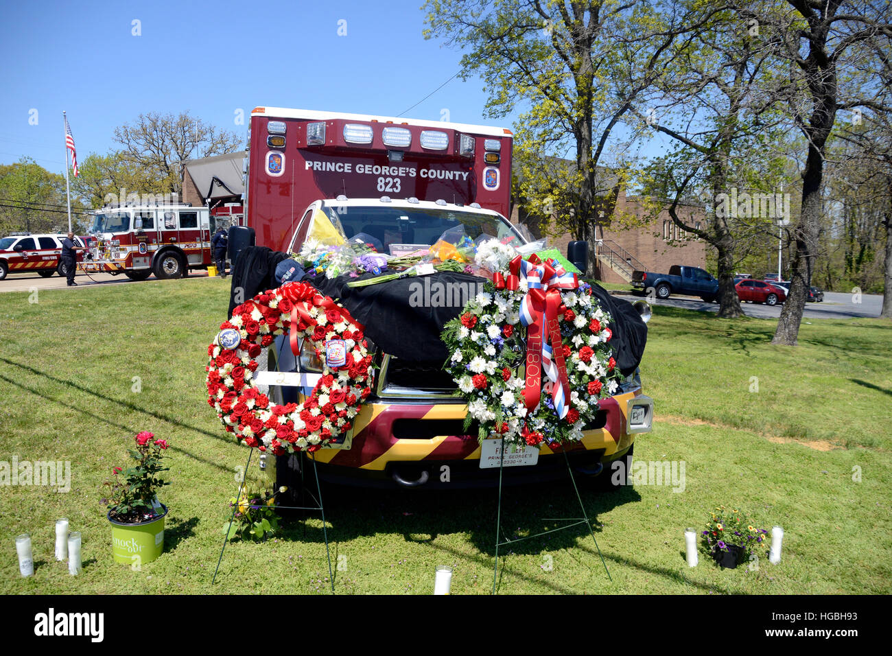 Blumen bedecken einen Krankenwagen, wo die EMT wurden geschossen und getötet bei einem Medic-Aufruf Stockfoto